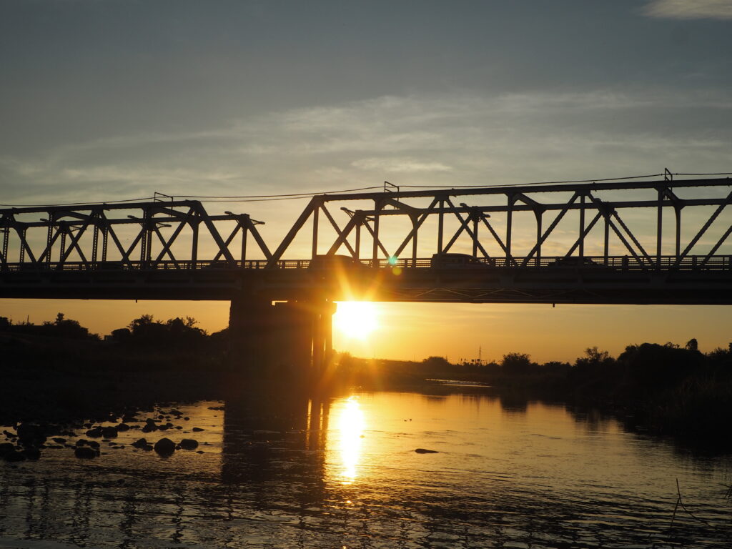 渡良瀬橋の夕日の写真です。