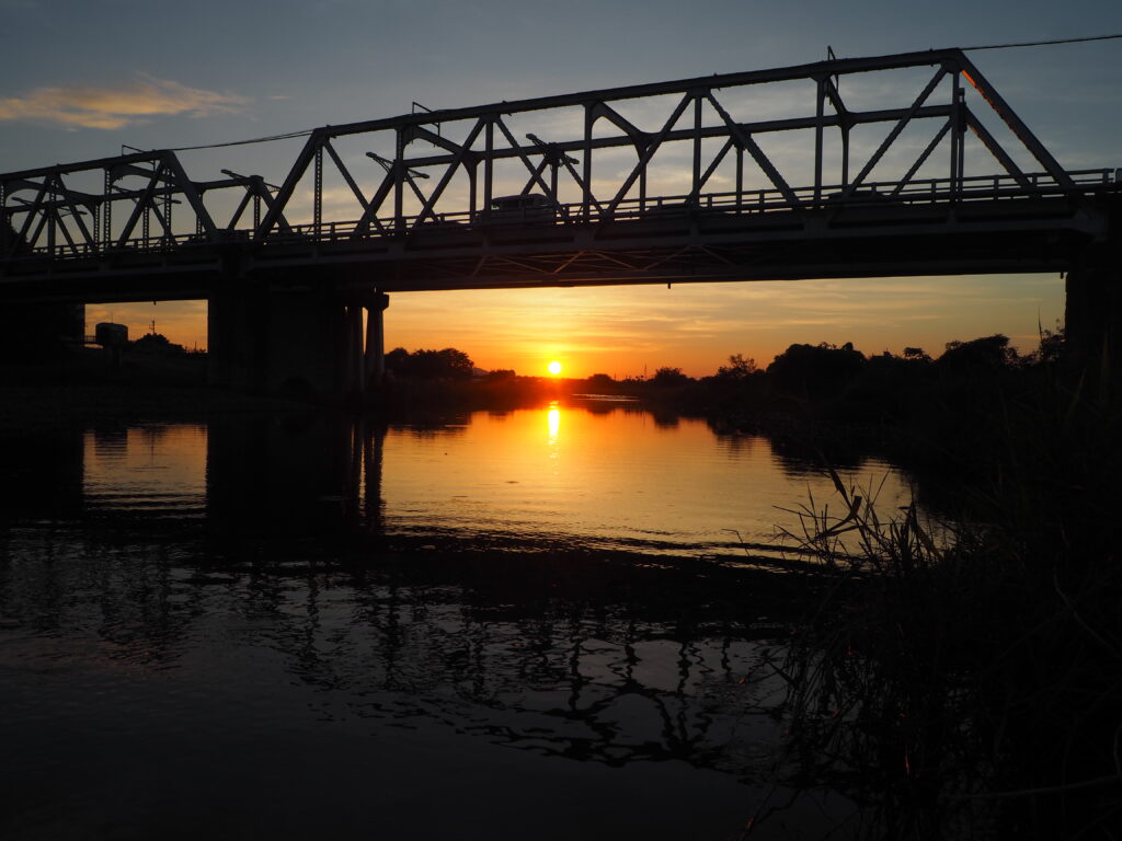 渡良瀬橋の夕日の写真です。