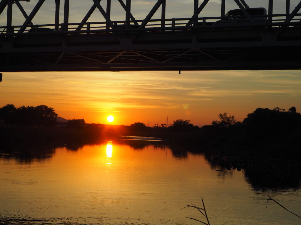 渡良瀬橋の夕日の写真です。