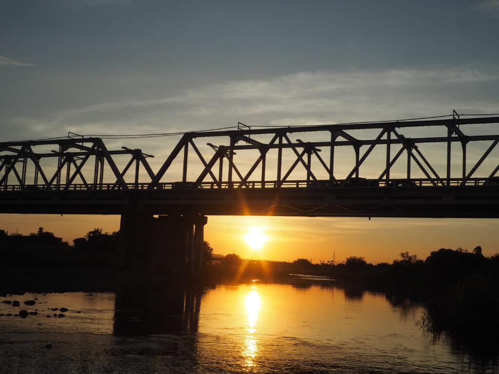 渡良瀬橋の夕日の写真です。