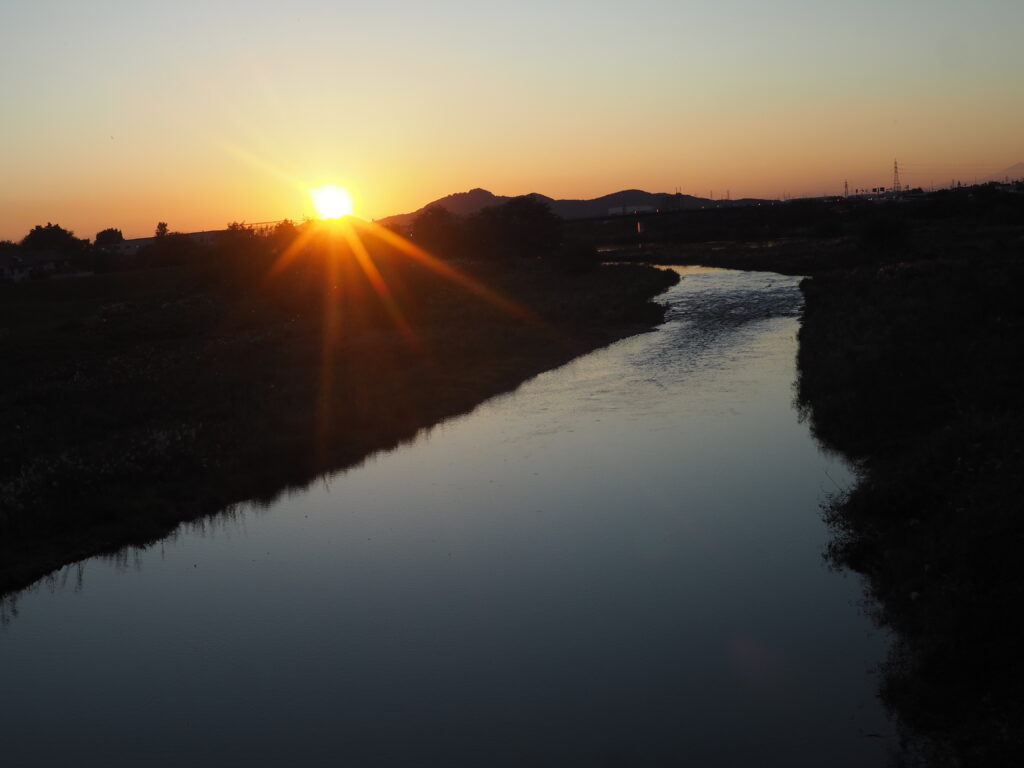 渡良瀬橋から見る夕日の写真です。