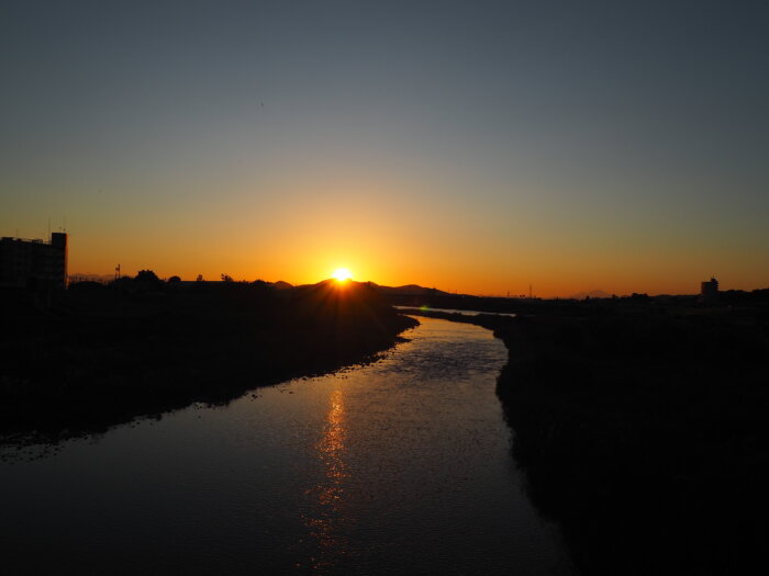 渡良瀬橋から見る夕日の写真です。