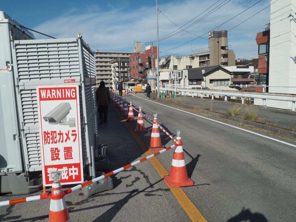 堤防上の仮設通路の写真です。