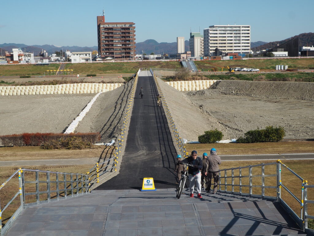 渡良瀬川右岸堤防から、左岸堤防に向かう仮設通路の写真です。