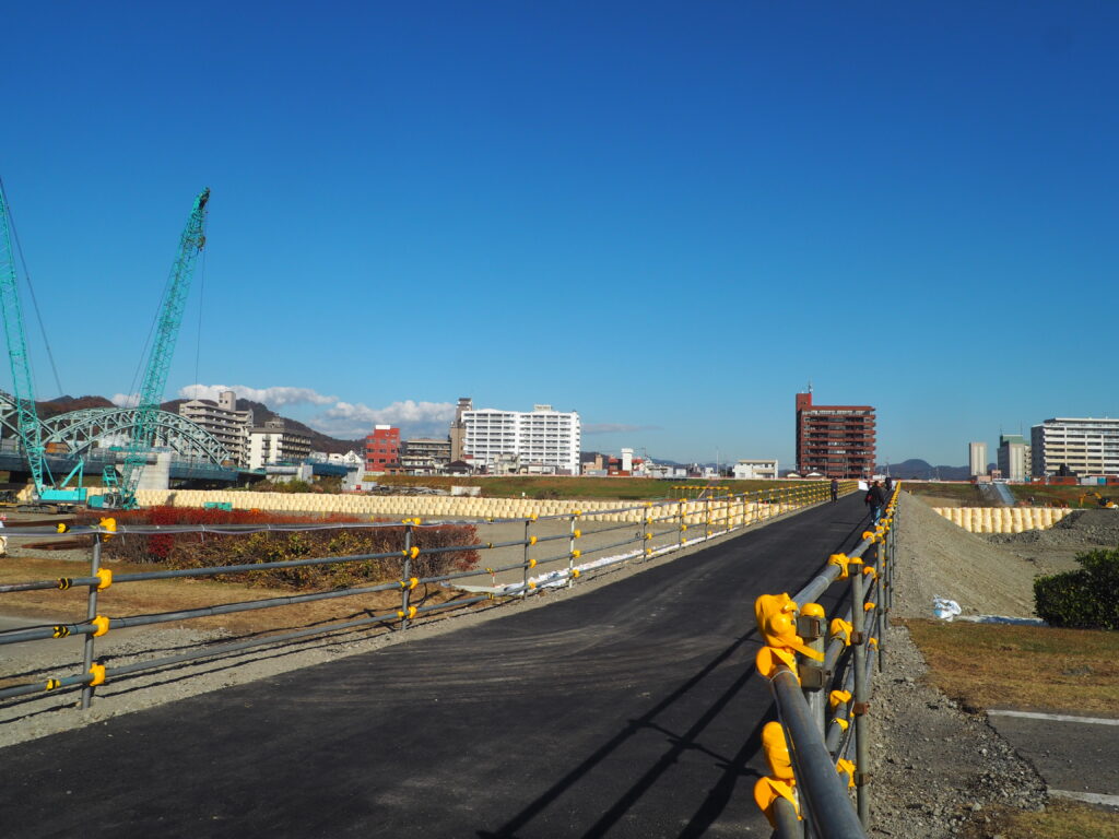 河川敷を通る仮設道路の写真です。