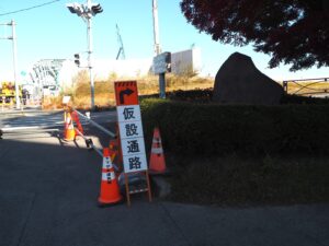 東武足利市駅側の仮設道路案内標識の写真です。