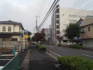 専門学校前の道路の写真です。