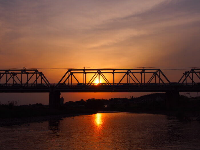 渡良瀬橋の夕日の写真です。