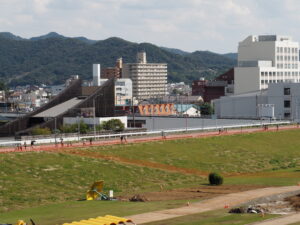 中橋上空から見た渡良瀬橋周辺の写真です。