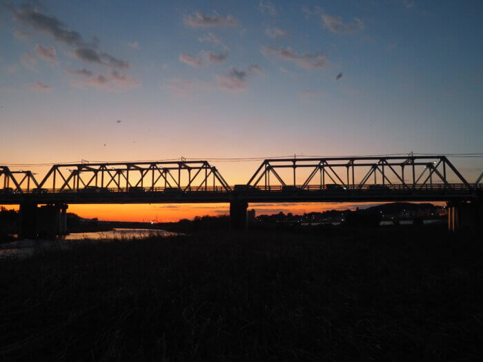 渡良瀬橋の夕暮れの写真です。