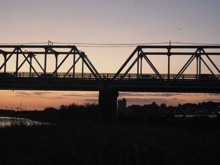 渡良瀬橋の夕暮れの写真です。