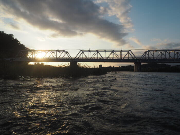 渡良瀬橋の夕日の写真です。