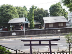 織姫神社「七色の鳥居」から見た八雲神社の写真です。
